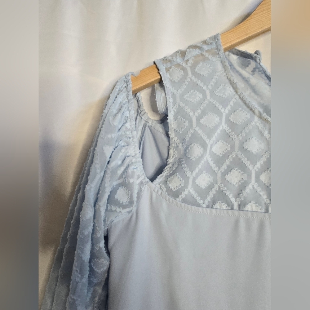 🌟 BCBG Light Blue Cold Shoulder Lace Sleeve Dress – Size M 🌟 - Picture 2 of 7